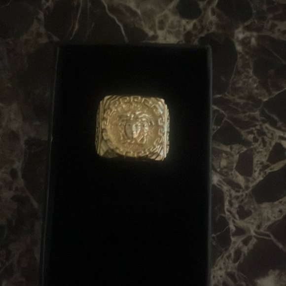 10k gold Greek head ring - Picture 1 of 3